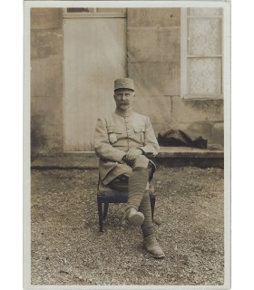PETAIN Philippe. Militaire. Homme d'Etat. Photographie en général de division, après 1914 et Pièce Signée (E 10668).